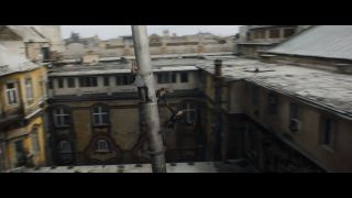 W sekwencji biegu po dachu uczestniczą już nie dwie, a trzy Czarne Wdowy – do Nataszy i Yeleny dołącza widoczna przez moment Melina (Rachel Weisz). Na podstawie tego samego ubioru dwóch pierwszych z nich możemy wnioskować, że powyższe wydarzenia dzieją się zaraz po pokazanej wcześniej walce i ucieczce na motocyklu.