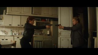 Komentatorzy w sieci zwracają uwagę, że na poziomie stylistycznym wprowadzenie Yeleny przypomina poniekąd przedstawienie zabójczyni Villanelle w serialu „Obsesja Eve”. Warto odnotować, że w trakcie starcia Romanow i Belova prezentują niemalże identyczne style walki. Z jednej strony ma to związek z tym samym programem szkolenia, który przeszły. Z drugiej zaś jawi się intrygująco w kontekście mocy, którymi dysponuje złoczyńca produkcji, Taskmaster.