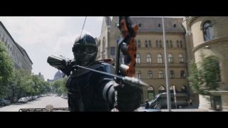 Pierwsze ujęcie, w którym pojawia się złoczyńca produkcji, Taskmaster. Przypomnijmy, że Tony Masters aka Taskmaster w komiksach sprawiał naprawdę wiele problemów swoim przeciwnikom. Jego moc polega bowiem na niemalże perfekcyjnym naśladowaniu ruchów i stylu walki wroga (wliczając w to Hawkeye’a, Kapitana Amerykę czy Shanga-Chi). Maska antagonisty zdecydowanie odbiega od jej wyglądu z komiksów; ważne jest też to, że w powyższej sekwencji korzysta on z łuku i strzał, co może sugerować, iż już wcześniej spotkał on na swojej drodze Clinta Bartona.