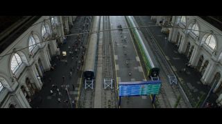 Przypomnijmy, że akcja filmu ma rozgrywać się po wydarzeniach z produkcji „Kapitan Ameryka: Wojna bohaterów” – to dlatego w początkowych ujęciach zwiastuna widzimy Nataszę, która stara się uciec przed władzami. Powyższa scena była kręcona w Macon’s Terminal Station w stanie Georgia, jednak internauci zwracają uwagę, że lokacja ta została nieco zmieniona tak, by przywodzić na myśl dworzec w Albany w stanie Nowy Jork.