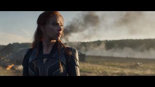 Czarna Wdowa w nowym kostiumie – po raz pierwszy jego szkic koncepcyjny zobaczyliśmy w trakcie konwentu D23. Strój ten wydaje się przeznaczony tak do używania na placu boju, jak i misji lotniczych, o czym świadczy umieszczony z tyłu zestaw pozwalający na przypięcie spadochronu. Idąc tym tropem, nie jest wykluczone, że Natasza uczestniczy w katastrofie samolotu lub po prostu go uprowadziła, podobnie jak miało to miejsce w serii komiksowej „Black Widow: Deadly Origin”, ukazującej genezę bohaterki.