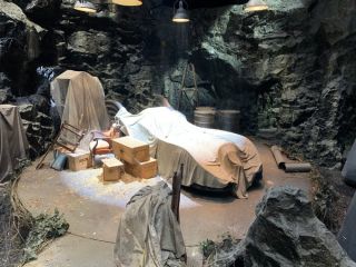 W Wayne Manor dosłownie przez chwilę widać zakryty batmobil – ten sam, który widzieliśmy w filmie „Batman” z 1989 roku.