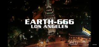 Na koniec może najbardziej niespodziewany easter egg – na Ziemi-666, na której przebywa Lucyfer, pojawił się billboard z kałamarnicą. Producent Marc Guggenheim potwierdził, że po rozmowach z Damonem Lindelofem udało mu się w ten sposób nawiązać do emitowanego na HBO serialu „Watchmen”.