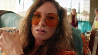 Legendy już na początku 4. sezonu swoich przygód trafiły do Woodstock w latach 60., gdzie Ray wdał się w krótką rozmowę z Janis Joplin. Z crossoveru dowiadujemy się, że po tym spotkaniu ostatni utwór piosenkarki miał inny tytuł niż w prawdziwym świecie – „Little Robot Man”, na cześć superbohaterskiego alter ego Palmera, Atoma.