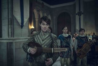Jaskier (Joey Batey) - słynny bard i kochanek. Jedyne z czym się nie rozstaje to jego lutnia, ale nie odmówi też kolejnym przygodom z Geraltem. Obaj poznali się na Krańcu Świata, gdzie zmagali się z diabołem oraz bandą elfów.