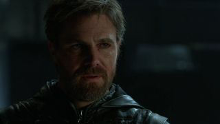 Ziemia-16, na której pojawia się starsza wersja Olivera Queena, była już pokazana w pierwszym sezonie „Legends of Tomorrow” – w rzeczywistości jest to wizja przyszłości, pokazująca, jak Star City wyglądałoby w 2046 roku. Sara mówiąca do Green Arrowa, że jest „dobrym człowiekiem na każdej Ziemi”, musiała zapomnieć o złowrogiej wersji nazistowskiego decydenta z Ziemi-X, którą widzieliśmy w crossoverze sprzed 2 lat.