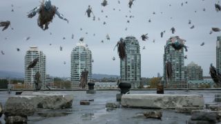 W finale pierwszego odcinka herosi mierzą się z demonami. To odpowiednik komiksowych Shadow Demons, kosmicznej rasy zniewolonej przez Anty-Monitora, która miała mu pomóc w podboju multiwersum.