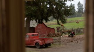 Świat znany z serialu „Tajemnice Smallville” w Arrowverse mieści się na Ziemi-167. To uhonorowanie współtwórcy produkcji, Ala Gougha, który urodził się w 1967 roku. Supermana portretuje tu pojawiający się również w crossoverze Tom Welling – Człowiek ze Stali w tej rzeczywistości zrezygnował ze swoich mocy, by wieść spokojne życie na farmie.