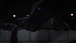 Postać Wheatona zostaje zaatakowana przez smoka Spike’a – pojawiał się on już w serialu „Supergirl” w poprzednim sezonie. Przypomnijmy, że przed przemianą w smoka jest on całkiem sympatyczną jaszczurką.