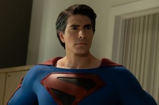 Superman z tej wersji Ziemi mówi, że to nie pierwszy raz, gdy oszalał i walczy ze sobą samym. To nawiązanie do filmu „Superman III”; gdy na ekrany kin wchodził „Superman. Powrót” z Brandonem Routhem, był on reklamowany jako kontynuacja filmów „Superman” i „Superman II”, ignorując tym samym wydarzenia ukazane w 3. i 4. części.