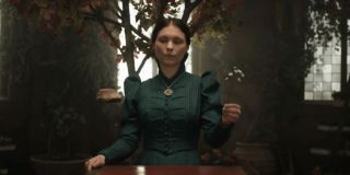 Tissaia (MyAnna Buring) - czarodziejka, członkini Kapituły Czarodziejów, była rektorka Aretuzy. W opowiadaniach postać ta nie pojawia się osobiście.