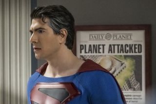 Na ścianie w Daily Planet znajdują się tablice upamiętniające takie postacie jak Lois Lane, Perry White i James Olsen. Znajduje się tu także odwołanie do Rona Trupe’a, mniej znanego bohatera, który w komiksach o Supermanie pojawił się w następstwie wydarzeń z „Kryzysu na Nieskończonych Ziemiach”.