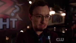 Ray i Sara uczestniczą w wieczorze zagadek, który prowadzi tajemnicza postać – w jej rolę wciela się Griffin Newman, aktor grający Arthura Everesta w serialu „The Tick” od Amazonu.