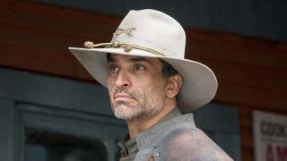 Jonah Hex już kilkukrotnie pojawiał się w Arrowverse; wersja postaci, która strzeże Jamy Łazarza, nie ma jednak charakterystycznej blizny na policzku – tę zostawia mu dopiero Sara Lance.