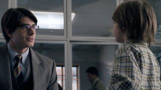 Superman z Ziemi-96 wyjawia imię swojego syna – Jason. Przypomnijmy, że w filmie „Superman. Powrót” z 2006 roku Lois Lane miała dziecko z synem Perry’ego White’a, właśnie Jasona. Z czasem okazało się, że jego rodzicem jest jednak Człowiek ze Stali.