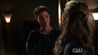 Rozmowy Kate i Kary o nadziei i wierze w ocalenie świata są łudząco podobne do konwersacji Supergirl i Batwoman z „Kryzysu na Nieskończonych Ziemiach”.