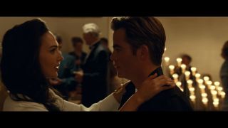 Jest bardzo prawdopodobne, że marzeniem Diany stał się z kolei powrót Trevora – wiele wskazuje na to, że za takim obrotem spraw stoi właśnie Lord. Warto jednak zauważyć, że złoczyńca w komiksach często korzystał ze swoich zdolności telepatycznych. Nie wiemy więc, czy widoczny w filmie Steve jest postacią rzeczywistą, czy jedynie projekcją pojawiającą się w głowie Diany. 