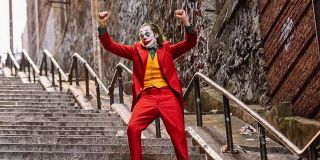 Joker tańczący na schodach