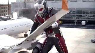 29. Ant-Man w wersji Giant Man - Umożliwiający dowolne zmniejszanie i powiększanie się pozwala mu z jednej strony przenikać do najmniejszych lokacji z Wymiarem Kwantowym na czele, z drugiej zaś daje mu nadludzką siłę i wytrzymałość. Ant-Man kontroluje również owady.