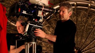 49. Kenneth Branagh - Reżyser filmu „Thor” i sceny po napisach z produkcji „Iron Man 2”. W obrazie „Avengers: Wojna bez granic” podłożył głos jednemu z mieszkańców Asgardu. Do dziś chwalony za odwagę we wprowadzeniu do MCU inspiracji Szekspirowskich, z których później korzystali inni twórcy. 