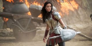 41. Lady Sif - niezwykle doświadczona wojowniczka, obdarzona nadludzką siłą, szybkością i wytrzymałością. Starzeje się wolniej od ludzi, posiada czynnik samoleczniczy. Mistrzyni sztuk walki i posługiwania się białą bronią.
