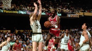 7. 63 punkty przeciwko Boston Celtics w play-offach w 1986 roku