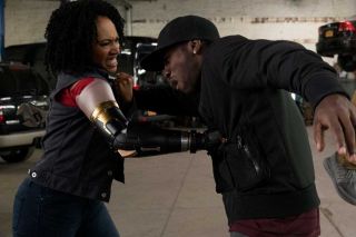 16. Misty Knight – już jako zwyczajna detektyw miała szereg znajomości i innych koneksji, z którymi musieli liczyć się wszyscy. Po utracie ręki firma Rand Enterpraises stworzyła jednak dla niej specjalną protezę, która znacznie zwiększała siłę uderzenia. Dość powiedzieć, że dzięki temu Misty była w stanie przebijać stal czy powalać wielu przeciwników jednocześnie.