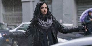 4. Jessica Jones – nadludzko silna, wytrzymała i szybka, potrafi również latać (czy raczej skakać) na krótkich dystansach. Do tego wszystkiego dochodzi również wybitna inteligencja i zmysł taktyczny. Z drugiej strony chyba wszyscy zgodzimy się, że alkohol jest ogromną słabością Jessiki, która nie pozwala jej wydobyć pełnego potencjału tkwiącego w katalogu mocy.