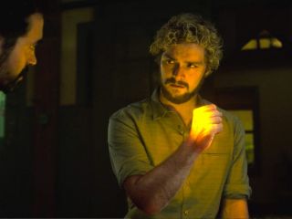 3. Daniel Rand aka Iron Fist – szkolony w K’un-Lun mistrz wschodnich sztuk walki, który pokonał nieśmiertelnego smoka w pojedynku o tytuł Żelaznej Pięści. Jego zmysły są z całą pewnością wyostrzone, lecz największą mocą postaci poza zdolnością przyzywania potęgi Shou-Lao pozostaje manipulacja enegią chi, pozwalająca na wchłanianie siły uderzenia czy szybszy proces regeneracji.