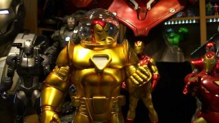 Choć fani MCU kojarzą głównie Hulkbustera, w komiksowej rzeczywistości Stark posiadał wiele innych egzo-zbroi, nakładających się na tę pierwotną. Jedna z nich, tzw. Hydro Armor, była przeznaczona do operacji podwodnych, inna z kolei powstała z myślą o misjach kosmicznych. Był też Model XXIII, znany również jako Thorbuster – strój został wykonany z asgardzkiego metalu, który wchłaniał energię Mjolnira.    