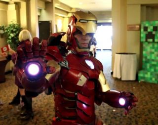 Według znakomitej większości komentatorów autorem najlepszego cosplayu Iron Mana jest instruktor fitnessu, Anthony Le. Dość powiedzieć, że wykonany przez niego strój posiadał podświetlane oczy i repulsory, automatycznie zamykaną przyłbicę, stabilizatory lotu i silniki korzystające z dwutlenku węgla.       
