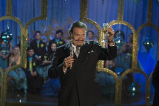 Generał Mateo Suarez (Joaquín Cosío) – postać wymyślona specjalnie na potrzeby filmu. Warto jednak nadmienić, że w komiksach istnieje Martin Suarez, jeden z prezydentów USA, utrzymujący relacje z Batmanem.