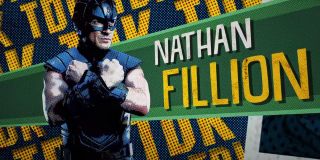TDK (Nathan Fillion) – nazwa postaci to skrót od pierwotnego The Detachable Kid (w komiksach postać ta zyskała z czasem przydomek Arm-Fall-Off-Boy). Skąd taka nazwa dla antybohatera? No cóż, jego moc sprowadza się do zdolności… odłączenia kończyn swojego ciała w dowolnym momencie i zamienienia ich w potężną broń. Prawdziwe imię i nazwisko postaci czy sposób, w jaki wszedł on w posiadanie nadludzkich umiejętności, nie są znane. W jednej z historii TDK starał się przekonać, że to skutek zetknięcia z kosmicznym metalem, Pierwiastkiem 152, jednak antybohater zdradza przejawy konfabulacji i megalomanii. Początkowo starał się być herosem, lecz Legion Superbohaterów nie chciał go w swoich szeregach. Najprawdopodobniej pochodzi z przyszłości.