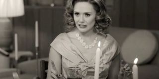 Ważniejsze wydaje się jednak to, że w czasie zadawania pytań Wanda wykonuje ruchy dłonią – być może świadczy to o tym, że na poczekaniu własnymi mocami chce zmienić aktualne wydarzenia, z jej punktu widzenia niepożądane.