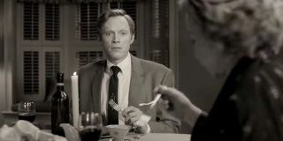 Równie istotna wydaje się postawa Visiona w trakcie tej samej kolacji – wszystko wskazuje na to, że właśnie w tej scenie zdaje on sobie sprawę, że nie posiada żadnych wspomnień i nie wie, w jaki sposób tu trafił. Nie możemy wykluczyć, że na tym etapie historii bohater nie jest już wyłącznie manifestacją myśli Wandy, a myślącą i czującą istotą. Atmosfera w czasie kolacji ulegnie jeszcze pogorszeniu, gdy pytania o przeszłość tytułowych bohaterów zacznie zadawać Arthur, portretowany przez Freda Melameda.