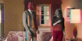 Ze sposobu, w jaki zmontowany jest zwiastun, możemy wnioskować, że to właśnie po wspomnianej wcześniej kolacji Wanda zdecyduje się odmienić rzeczywistość raz jeszcze – z naszego punktu widzenia staje się ona kolorowa, zmienia się również rozdzielczość obrazu, tym razem przywodząc na myśl sitcomy z lat 80. w typie „Pełnej chaty” i „Family Ties”. Niezwykle ważne jest to, że Wanda pyta z offu: „Czy to naprawdę się dzieje?”, jakby sama nie była pewna, czy naprawdę tworzy ona kolejne światy.