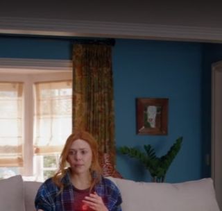 W ujęciu, w którym Wanda siedzi na kanapie, za jej plecami widzimy obraz z krową. Niektórzy fani wierzą, że to nawiązanie do znanej z komiksów Bovy, obdarzonej zdolnością mowy krowy, która pomogła w wychowaniu Scarlet Witch i Quicksilvera. W dodatku za jej powstanie odpowiada złoczyńca High Evolutionary, który według plotek miałby stać się głównym antagonistą filmu „Strażnicy Galaktyki 3” – to także on stał za powołaniem do życia samego Rocketa.