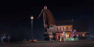 Zarówno Scarlet Witch, jak i Vision w dalszej części zwiastuna prezentują swoje znane z komiksów kostiumy. Nie możemy wykluczyć, że zakładają je na siebie w trakcie Halloween, o czym świadczyłyby choćby widoczne w tych samych sekwencjach dzieci z koszami na cukierki. Zwróćmy też uwagę, że w tej części materiału rzeczywistość znów wygląda „normalnie” – z wyjątkiem podejrzanie prezentującego się, tajemniczego domu, przed którym ląduje Vision.