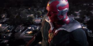 Vision unosi się nad Westview, być może szukając granic miasteczka. W tym miejscu powstaje pytanie, czy na tym etapie opowieści bohater nie został już przez Wandę wskrzeszony, zdając sobie sprawę z tego, co przydarzyło mu się w trakcie wojny z Thanosem? Zwróćmy uwagę, że przykładając dłoń do głowy postaci portretowanej przez Hahn heros najprawdopodobniej korzysta już z mocy Kamienia Umysłu.