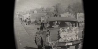 Zwiastun rozpoczyna się od scen utrzymanych w konwencji amerykańskich sitcomów z lat 50. i 60. – najmocniejszą inspiracją na tym polu wydają się takie produkcje jak „Ożeniłem się z czarownicą” i „Marzę o Jeannie”. Warto też zauważyć, że tytułowi bohaterowie dopiero co wzięli ślub, o czym informuje rejestracja ich samochodu, którym udają się do położonego na przedmieściach miasteczka Westview.