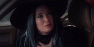 Bohaterka Hahn wie o śmierci Visiona – to jeden z dowodów na to, że może być ona postacią, która do świata stworzonego w głowie Wandy została przeniesiona z prawdziwej rzeczywistości. W dodatku bohaterka ma na sobie strój czarownicy; wizualnie przywodzi więc ona na myśl Agathę Harkness, niezwykle potężną wiedźmę ocalałą z wydarzeń w Salem i późniejszą mentorkę Scarlet Witch, która tuż przed „Rodem M” dała jej instrukcje w kwestii stworzenia dzieci za pomocą magii.