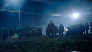 Niezwykle istotne jest też ujęcie, w którym widzimy amerykańskich agentów. Nie jest wykluczone, że należą oni do S.W.O.R.D., organizacji, która ma pojawić się również w serialu „The Falcon and the Winter Soldier”. W komiksach pokazywano ją jako specjalny oddział lub następczynię S.H.I.E.L.D., mającą prowadzić operacje antyterrorystyczne i zajmować się pozaziemskimi zagrożeniami. Najprawdopodobniej wprowadzono ją już w scenie po napisach filmu „Spider-Man: Daleko od domu” pokazującej Nicka Fury’ego. S.W.O.R.D. w MCU powinno więc opierać swoje działania na nadludzkiej mocy niektórych ludzi (Monica Rambeau), sojusznikach z kosmosu (Talos i inni ze Skrulli) i doświadczonych w misjach agentach (Jimmy Woo portretowany przez Randalla Parka czy zrekrutowana do organizacji w komiksach Darcy Lewis, do której roli w MCU wraca Kat Dennings).