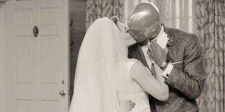 Wiele wskazuje na to, że świat, w którym żyją Scarlet Witch i Vision, jest tylko wytworem umysłu Wandy. Świadczy o tym wygląd samego Visiona – na jego głowie widzimy Kamień Umysłu, zabrany mu w trakcie batalii z Thanosem. W dodatku jedno z małych okien w domu protagonistów także ma kształt artefaktu.