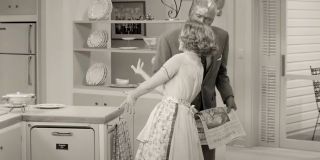 Choć Wanda marzy o normalnym, spokojnym życiu, nawet w świecie wyobrażeń pozwala sobie zachować swoje moce – wyjawiają to sceny w kuchni czy z lewitującą butelką wina. W tych sekwencjach da się odczuć inspirację serialem „Ożeniłem się z czarownicą”, opowiadającym o czarownicy, która wyszła za mąż za śmiertelnego mężczyznę – w trakcie życia pary na przedmieściach bohaterka musiała siłą rzeczy kamuflować swoje nadludzkie zdolności.