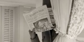 Nagłówek na pierwszej strony gazety „Westview Herald” informuje nas o pierwszych słowach dziecka. Z dużą dozą prawdopodobieństwa możemy zakładać, że pogrążona w traumie po śmierci Visiona Scarlet Witch chciała powołać do istnienia świat wolny od wojen i innych niebezpieczeństw, w którym nawet pierwsze słowa dziecka staną się wiadomością znacznie bardziej pożądaną od kolejnego konfliktu.