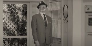 Vision, podobnie jak choćby w „Wojnie bez granic”, przybiera swoją ludzką formę. Jego przemiana, okraszona efektami dźwiękowymi i iskierkami wokół postaci, przywodzi nieco na myśl wizualną metamorfozę głównej bohaterki „Ożeniłem się z czarownicą” – przemiana w tym ostatnim przypadku następowała tuż po tym, gdy protagonistka dotykała palcem czubka własnego nosa.