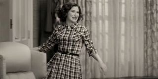 Kathryn Hahn w roli opisanej jako „wścibska sąsiadka”. Warto zauważyć, że podobną postać widzieliśmy także w „Ożeniłem się z czarownicą”. Choć początkowo wydaje się, że bohaterka portretowana przez Hahn ma pogodne usposobienie, w rzeczywistości może być ona antagonistką całej historii – do tej kwestii jeszcze wrócimy.