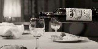 Lewitująca dzięki mocom Wandy butelka wina „Maison du Mepris”. „Mepris” z języka francuskiego to polska „pogarda” tudzież „lekceważenie”. Z kolei „Maison du” to angielskie „House of” („Ród”) – w tym przypadku mamy do czynienia z bardzo wyraźnym nawiązaniem do ważnego dla świata Marvela komiksu „Ród M”. Przypomnijmy, że to w nim opłakująca śmierć swoich dwóch stworzonych za pomocą magii dzieci Scarlet Witch powołała do istnienia alternatywną rzeczywistość. Ostatecznie taki obrót spraw doprowadził do tragicznych konsekwencji, ze śmiercią mutantów i trwałą zmianą całego uniwersum na czele.