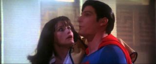 31. Superman ratuje wypadającą z wieżowca Lois Lane – Superman