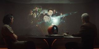 Nie jest jasne, dlaczego w tym ujęciu i w kilku innych pojawiają się nawiązania do pierwszego starcia Lokiego z Avengers czy wyglądu jego pomnika z „Thor: Ragnarok”, przedstawione w dodatku z perspektywy Lokiego. Najbardziej racjonalnym wyjaśnieniem wydaje się ustalanie przez Mobiusa szczegółów pierwszej misji antybohatera jako pracownika TVA bądź pokazywanie mu, że jego dotychczasowe działania prowadziły do porażek.